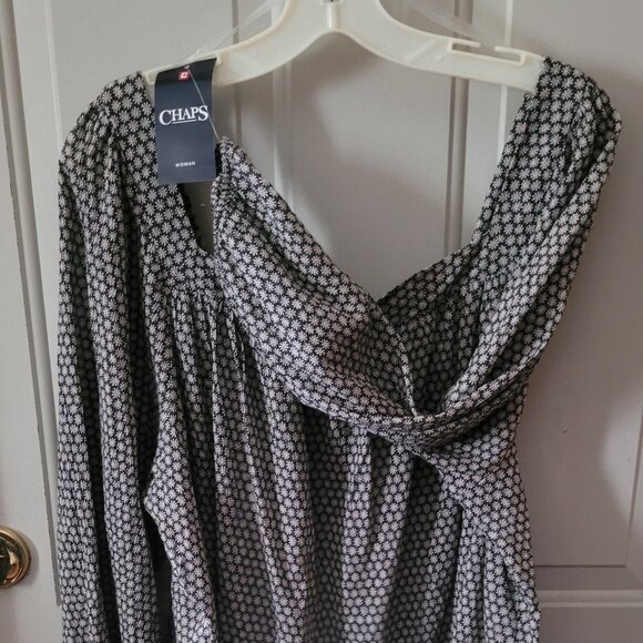 NWT's Chaps Navy & White Daisy Floral Peasant Top with Ruffled Bottom Size 2X - Picture 4 of 8